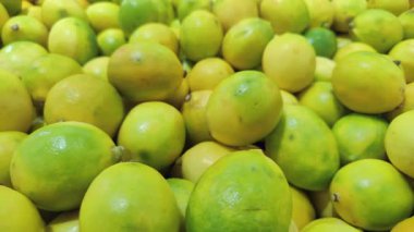 Market Stall 'daki Sarı Yeşil Limon Meyveleri Yığını.