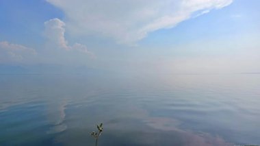 Sakin Deniz Dalgaları Gri Bulutlu Bir Gün Görüntüsünde.