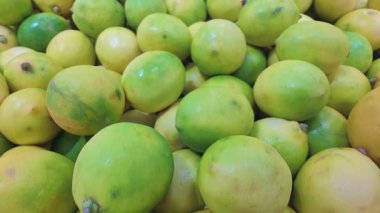 Market Stall 'daki Sarı Yeşil Limon Meyveleri Yığını.