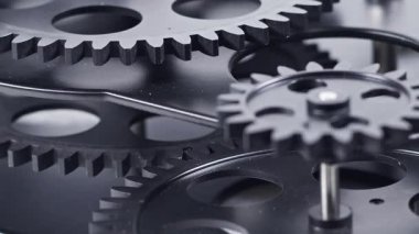 Black Gear Cogs Farklı Yönlerde Çalışıyor.