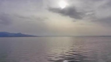 Sakin Deniz Dalgaları Gri Bulutlu Bir Gün Görüntüsünde.