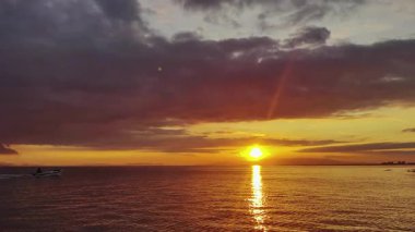 Günbatımında parıldayan Deniz 'in Sakin Dalgaları' nda Tekne Hareket Ediyor.