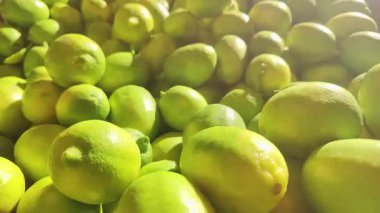 Gerçek Güneş Işığındaki Şanlı Taze Limonlar Yığını.