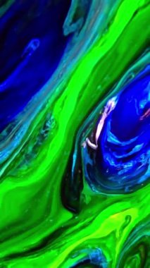 Bu dikey stok video, yüzeye yavaş çekimde yayılan koyu renkli sıvı boya karışımının aşırı yakın çekim görüntülerini içeriyor.. 