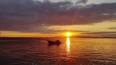 Günbatımında parıldayan Deniz 'in Sakin Dalgaları' nda Tekne Hareket Ediyor.