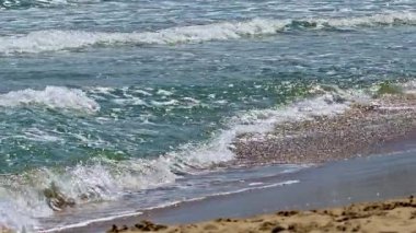 Okyanus Adası Sahili 'ne dalgalar çarpıyor..