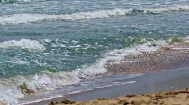 Okyanus Adası Sahili 'ne dalgalar çarpıyor..