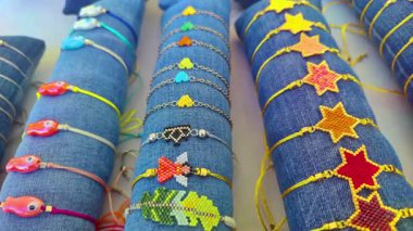 Kadın Moda Aksesuarları Mücevherat Market Tezgahında.