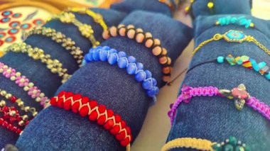 Kadın Moda Aksesuarları Mücevherat Market Tezgahında.