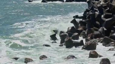 Kış Çekimlerinde Deniz Dalgaları Kayalara Sert Vuruyor.