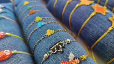 Kadın Moda Aksesuarları Mücevherat Market Tezgahında.