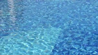 Sualtı Yüzeyi Havuz Arkaplanı Görüntüsünde Canlı Mavi Renk.