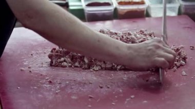 Kasap, Bıçakla Koyun etini Parçalara Koyuyor.