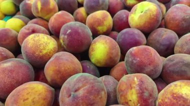 Satılmayı bekleyen taze Doğal Şeftali Yığını. Doli Vuruşu.