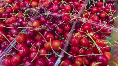 Market Tezgahında Olgun Kirazın Yakın Çekimi.