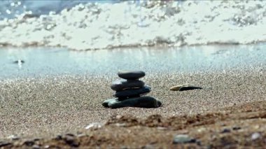 Okyanus Sahili 'ndeki Zen Taşları Dengesi.