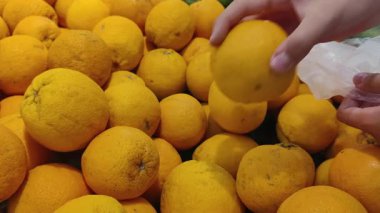 Market Tezgahındaki Portakal Yığını 'ndan Müşteri Eli Alım.