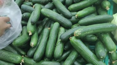 Market Tezgahı 'ndaki Salatalık Yığını' ndan Müşteri Eli Alım.