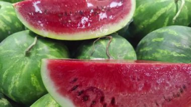 Pazar Sayacı Görüntülerinde Kırmızı Karpuz Kesimi.