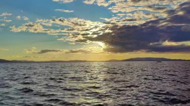 Çalkantılı Dalgalarda Deniz ve Dağlar Gün Batımında.