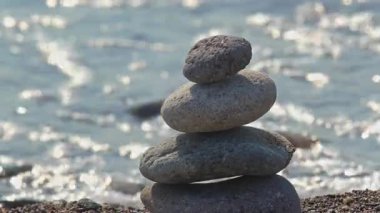 Sahilde Dengeli Çakıl Taşları Yığını.