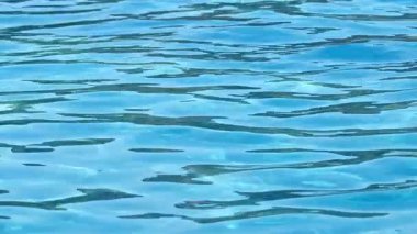 Deniz yüzeyindeki dalga görüntüsü..