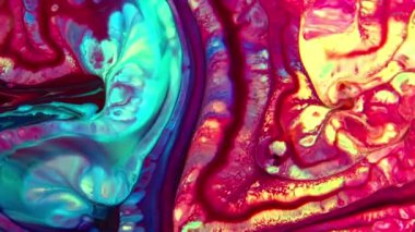 Sıvı boyaların akışkanlığıyla oluşan bu desenler renklerin karışması ve renklerin dansıyla oluşan büyüleyici harmoni ve dinamik hareketi gözler önüne seriyor. Yaratıcılığın keşfi ve renklerin sonsuz dönüşümü için görsel ziyafet. 