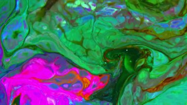 Sıvı boyaların akışkanlığıyla oluşan bu desenler renklerin karışması ve renklerin dansıyla oluşan büyüleyici harmoni ve dinamik hareketi gözler önüne seriyor. Yaratıcılığın keşfi ve renklerin sonsuz dönüşümü için görsel ziyafet. 