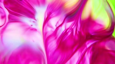 Sıvı boyaların akışkanlığıyla oluşan bu desenler renklerin karışması ve renklerin dansıyla oluşan büyüleyici harmoni ve dinamik hareketi gözler önüne seriyor. Yaratıcılığın keşfi ve renklerin sonsuz dönüşümü için görsel ziyafet. 