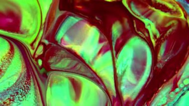 Sıvı boyaların akışkanlığıyla oluşan bu desenler renklerin karışması ve renklerin dansıyla oluşan büyüleyici harmoni ve dinamik hareketi gözler önüne seriyor. Yaratıcılığın keşfi ve renklerin sonsuz dönüşümü için görsel ziyafet. 