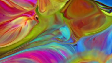 Sıvı boyaların akışkanlığıyla oluşan bu desenler renklerin karışması ve renklerin dansıyla oluşan büyüleyici harmoni ve dinamik hareketi gözler önüne seriyor. Yaratıcılığın keşfi ve renklerin sonsuz dönüşümü için görsel ziyafet. 