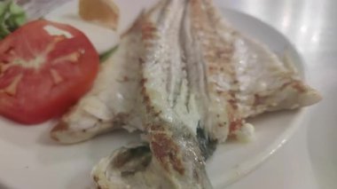 Bir Restoran Görüntüsünde Pişmiş Tabakta Balık.