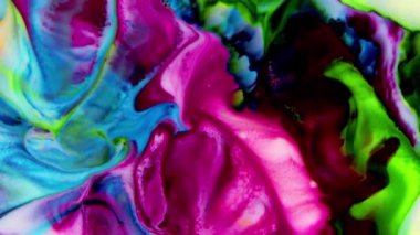 Bu video, yavaş çekimde yayılan koyu renkli boya karışımının aşırı yakın çekim görüntülerini içeriyor. Harmanlandıklarında, bu renkler hareketli grafiklerde bileşik element olarak kullanılabilecek güzel bir doku tasarımı oluştururlar..