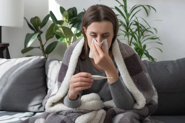 Εποχιακή Έννοια Μεταδοτική Ασθένεια Grippe Μια Γυναίκα Καλυμμένη Καρό Δεν — Φωτογραφία Αρχείου