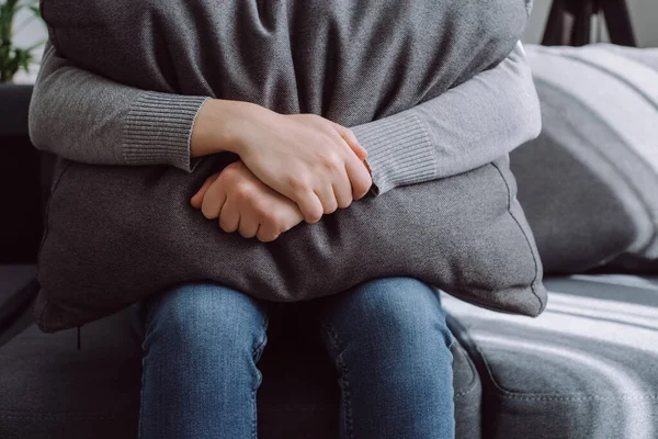 Δυστυχισμένη Μοναχική Καταθλιπτική Νεαρή Γυναίκα Στο Σπίτι Κάθεται Στον Καναπέ — Φωτογραφία Αρχείου