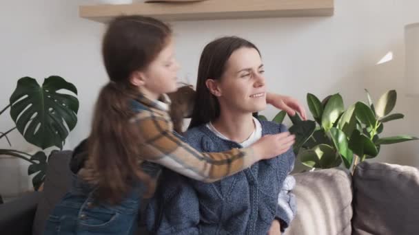 Close Bonito Filhinha Beijar Feliz Jovem Mãe Bochecha Abraçando Por — Vídeo de Stock