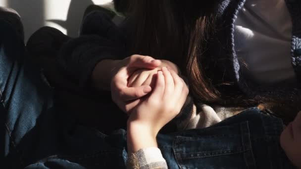 Yakın Çekimde Genç Kızın Elini Tutan Bekar Bir Anne Sevgi — Stok video