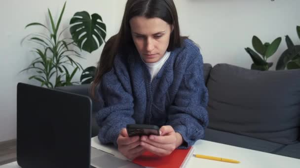Wanita Muda Serius Memegang Ponsel Berselancar Internet Menerima Pesan Dari — Stok Video