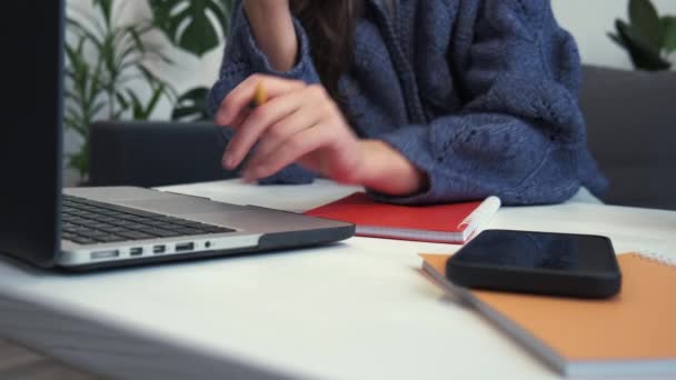 Close Kvindelige Hænder Skrive Laptop Tastatur Tage Noter Kvinde Tekst – Stock-video