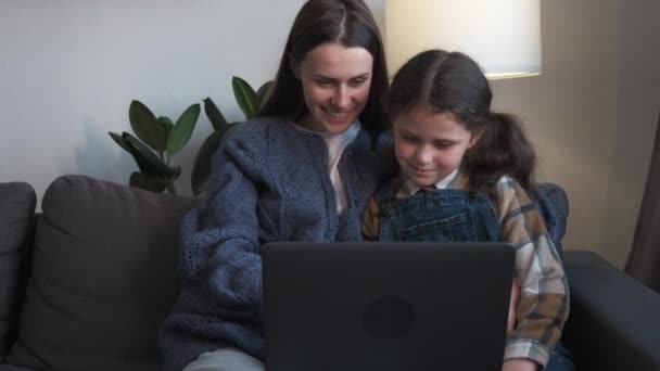 Усміхаючись Молода Мати Досить Маленькою Донькою Використовуючи Ноутбук Щаслива Мама — стокове відео