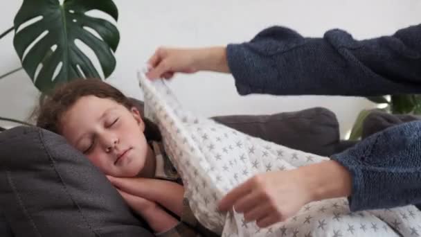 Opiekuńcza Mama Przykrywająca Śpiącą Dziewczynkę Kocem Lub Kratą Kochająca Matka — Wideo stockowe