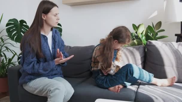 Trauriges Störrisches Kleines Mädchen Kind Auf Grauem Sofa Rücken Mama — Stockvideo