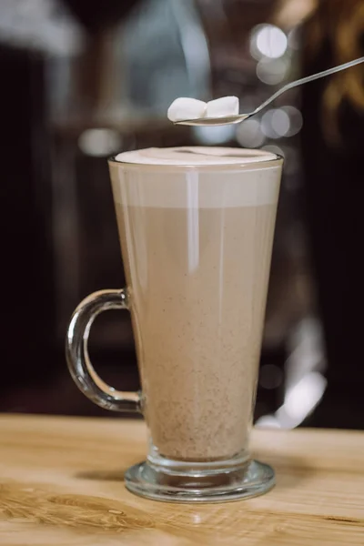 Fokus Selektif Secangkir Kopi Latte Dengan Sesendok Abu Abu Marshmallow — Stok Foto