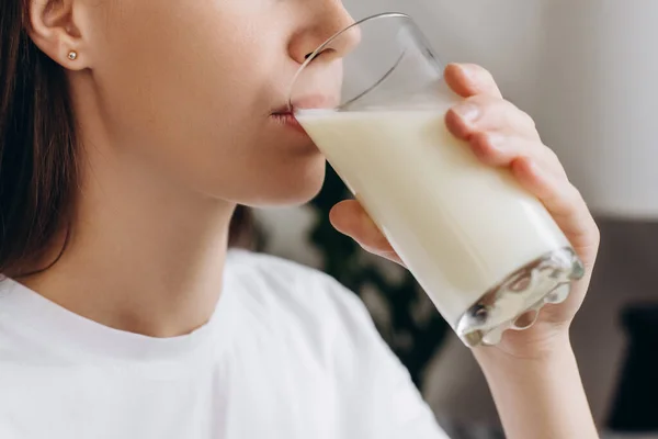 Ditembak Saat Wanita Muda Yang Sehat Minum Susu Dengan Kalsium — Stok Foto