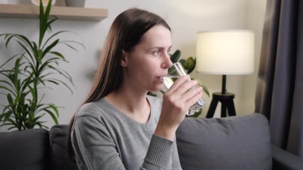 不健康な若い女性の閉じる喉の咳の症状があり ウイルスや細菌感染症から病気を感じる首に触れることによって 水を飲み込むのは難しい 声の損失を経験 — ストック動画
