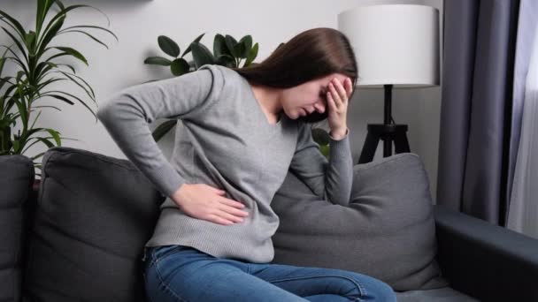 Месячные Симптомы Менструации Срок Концепции Нездоровая Женщина Сидящая Диване Страдает — стоковое видео