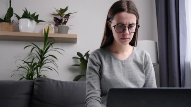 Mujer Joven Freelancer Sobrecargado Trabajo Por Tomar Gafas Frotar Nariz — Vídeo de stock
