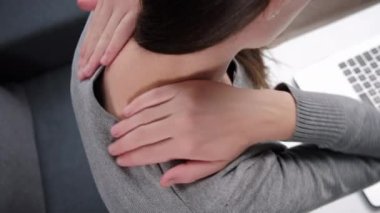 Oturma odasında, bilgisayarın boynunu ovuşturması, osteokondroz ağrısı, hareket jimnastiği eksikliği, fiziksel antrenman...