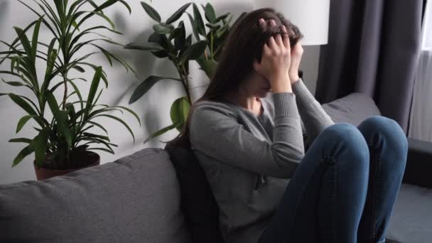 Gefrustreerde Depressieve Jonge Blanke Vrouw Die Het Gezicht Bedekt Met — Stockvideo
