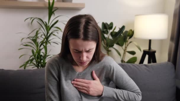 Nahaufnahme Einer Ungesunden Jungen Kaukasischen Frau Die Starke Brustschmerzen Hat — Stockvideo